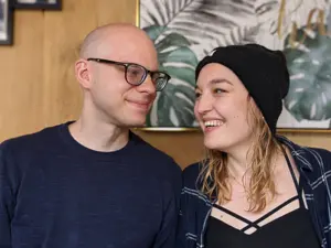 Better Together - euer DJ in Berlin & Brandenburg. Portrait von Vera und Jonathan. Sie schauen sich an und lachen.