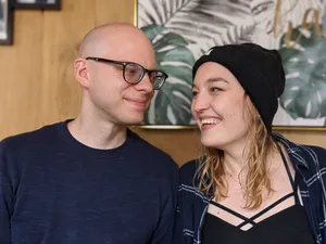 Better Together - euer DJ in Berlin & Brandenburg. Portrait von Vera und Jonathan. Sie schauen sich an und lachen.